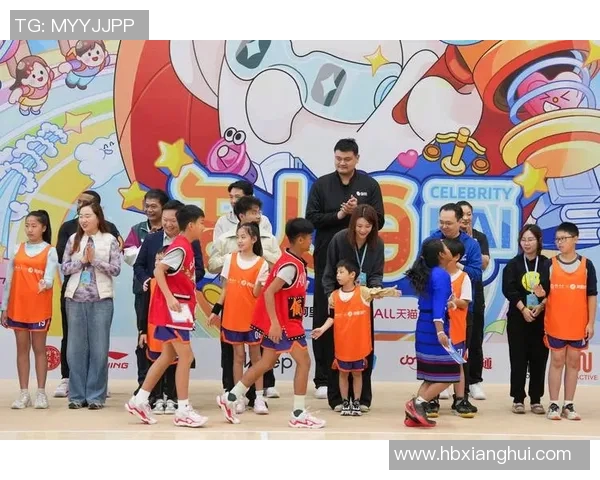 姚明在公园的篮球之旅与市民互动的温馨瞬间