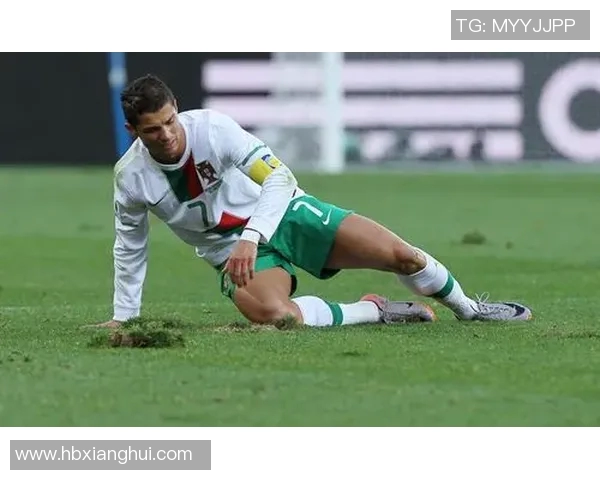 外国街头足球明星技能测试引发路人惊叹与欢笑的精彩瞬间 外国街头足球明星技能测试引发路人惊叹与欢笑的精彩瞬间