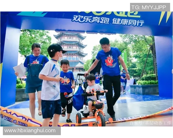 篮球明星携儿子共度亲子时光展现父爱与运动激情的完美结合 篮球明星携儿子共度亲子时光展现父爱与运动激情的完美结合